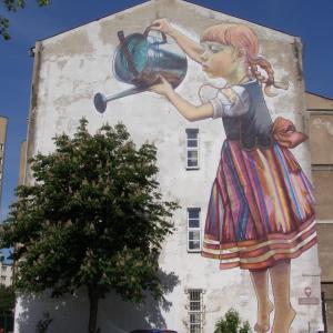 Mural dziewczynka z konewką w Białymstoku
