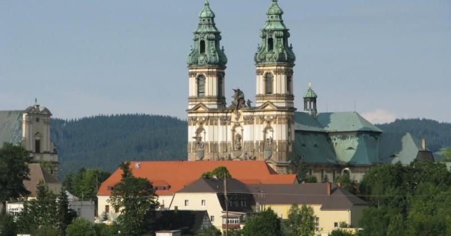 KRZESZÓW - główne sanktuarium maryjne diecezji legnickiej. - zdjęcie