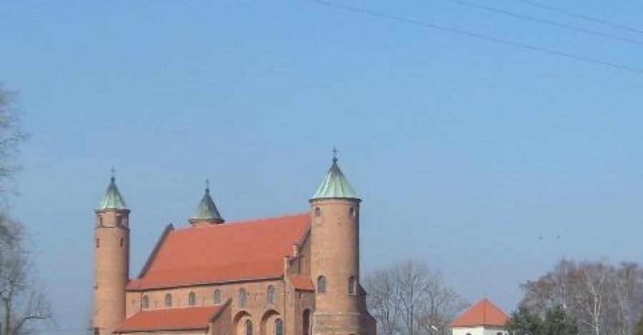 Brochów- kościół obronny - zdjęcie