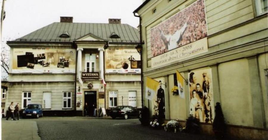>WSZYSTKO SIĘ ZACZĘŁO W WADOWICACH - zdjęcie