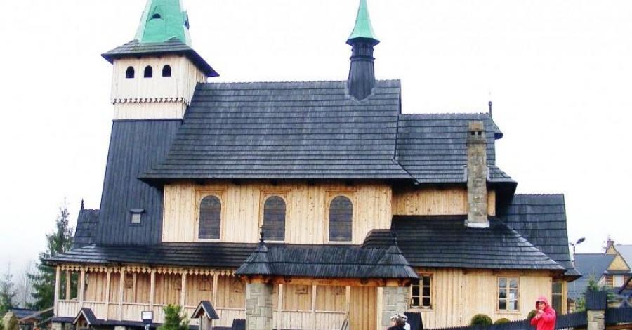 Zakopiańskie Krupówki i kościół w Witowie. - zdjęcie