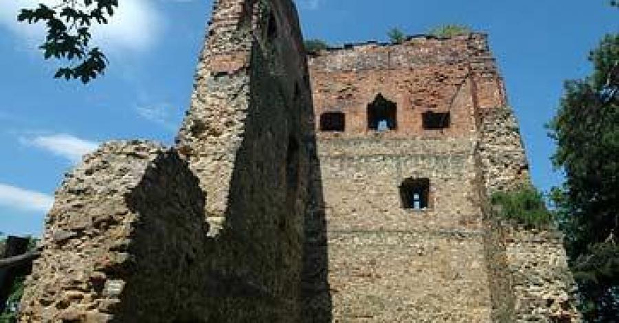 Melsztyn - wioska z górującym nad nią zamkiem - zdjęcie