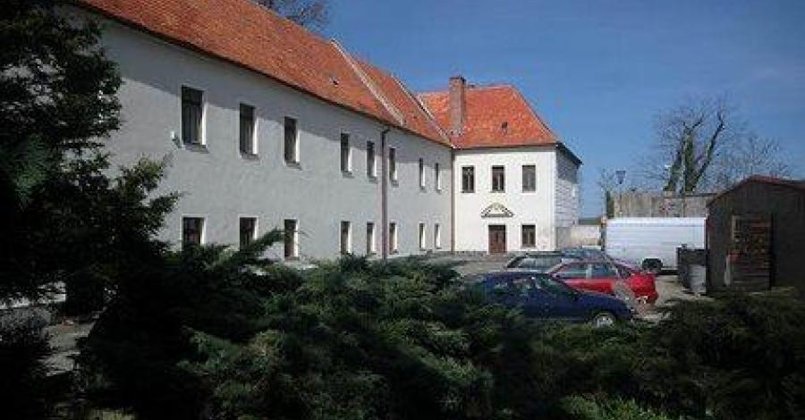 Niemcza - miasto z zamkiem książąt brzesko - legnickich w tle. - zdjęcie