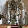Wnętrze kościoła, ołtarz główny utrzymany w kolorze białym, jak również ambona z bogatą dekoracja ze scenami figuralnymi o tematyce religijnej zostały wykonane przez wrocławskiego rzeźbiarza Leopolda Jaschkego ok. połowy XVIII wieku., Krysia i Irek Pu********
