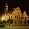 W środku rynku, pełniącego w minionych wiekach rolę placu targowego, stoi ratusz, zbudowany w XVIII w., z dwoma kamieniczkami pozostałymi z dawnego barokowego zespołu sześciu dwurzędowych starych domów kramarskich, które zostały przez mieszkańców określon, Krysia i Irek Pu********