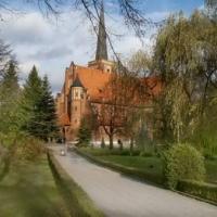 Kościół pw. Matki Bożej Wspomożenia Wiernych, który został wzniesiony w latach 1911 - 1913 w stylu neogotyckim . , Krysia i Irek Pu********