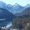 po prawej na wzgórzu Zamek Hochenschwangau, nena