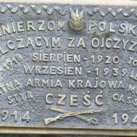 Tablica pamiątkowa przy pomniku., Janek