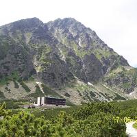 w oddali schronisko przy Wielickim Stawie, Anonim
