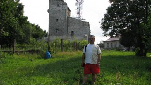 W oddali wieża widokowa i stacja przekaźnikowa, Darek