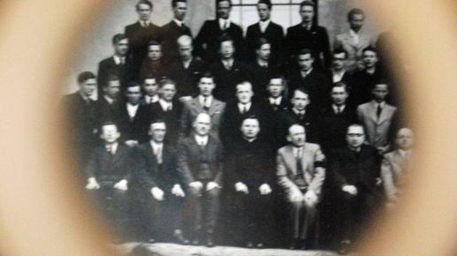 Zdjecie z Karolą Wojtyłą przez lupę, Łukasz