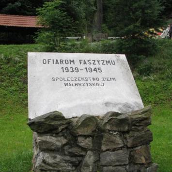 W hołdzie ofiarom faszyzmu, pamiątkowa tablica z granitu stojąca przy wyjściu z parkingu., Darek