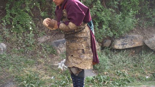 Pielgrzym w drodze do klasztoru Kyichu Lhakhang, Tadeusz Walkowicz