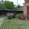 Drezyna Doc 01-001 stoi na torze koło Wagonowni, Krzysztof Suliński