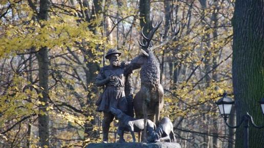 Pomnik św Huberta przed zameczkiem, Danuta