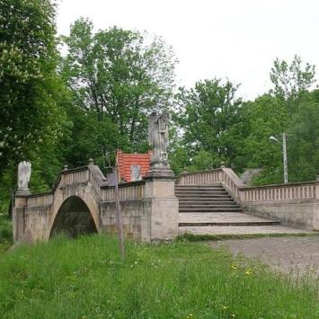 Dróżki Kalwaryjskie- Most Anielski z posągami Aniołów Gabriela, Michała, Rafała i Anioła Stróża, Danuta