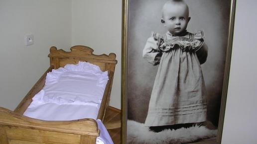 Wewnątrz muzeum udostępniono m.in. fotografie z dzieciństwa i lat szkolnych, Danuta