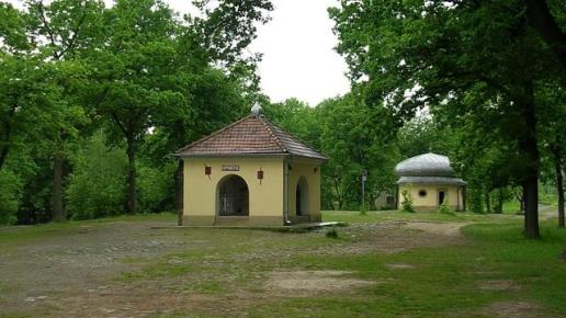 Kaplice na dróżkach kalwaryjskich. Z tyłu kaplica- Serce Matki Bożej, Danuta