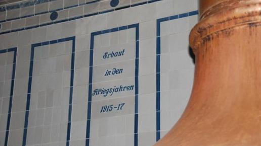 piękna majolika z książęcej manufaktury zdobi ściany zabytkowej warzelni Nr 3, Danuta