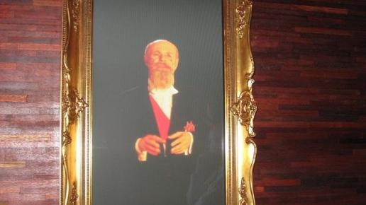Książę Jan Henryk XI w ozdobnych pozłacanych ramach- wita przybyłych, Danuta