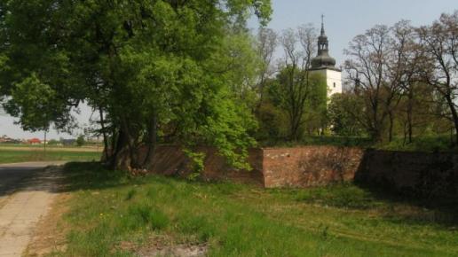 Danków - widok z ulicy na kościół św. Wojciecha i obwarowanie, Magdalena
