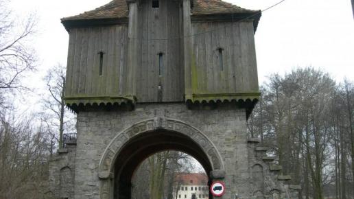Korbielowice brama wjazdowa, Daro
