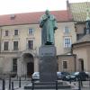 Pomnik Józefa Dietl na tle budynków zakonnych, Darek