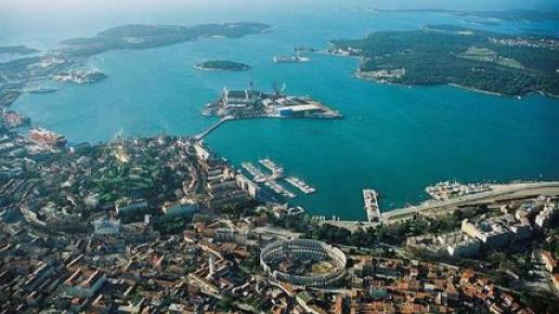 Pula, monika