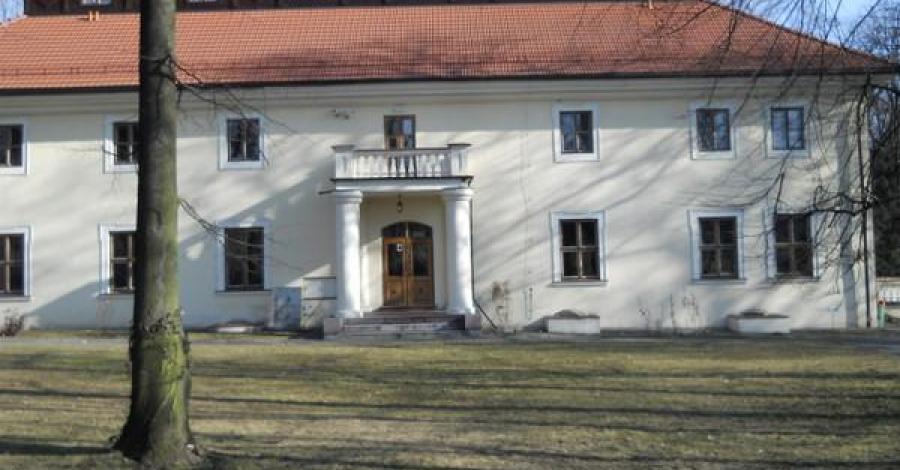 Trzebinia - Miasto z Dworem Zieleniewskich w tle - zdjęcie