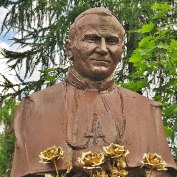 pomnik Jana Pawła II w Kościelcu, Magdalena