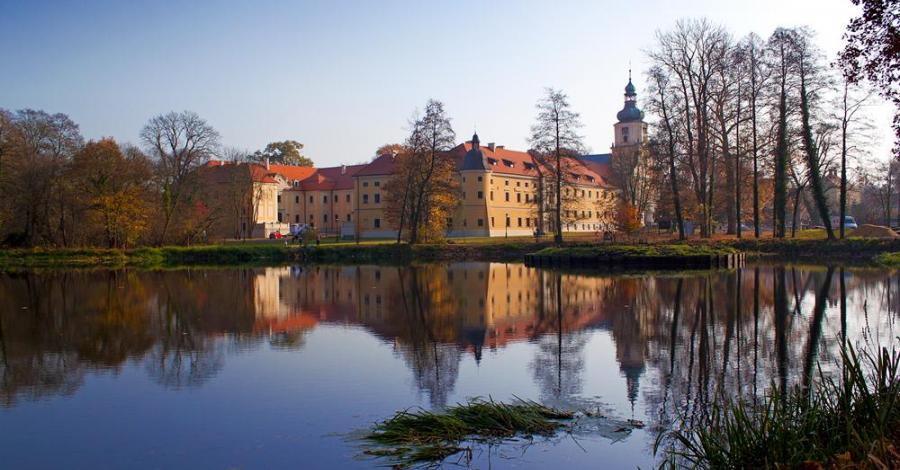 Zespół poklasztorny w Rudach jesienią - zdjęcie