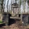 Dookoła jeziorka Szmaragdowego -dwa kamienne pomniki, upamiętniające wyprodukowanie dwóch pierwszych milionów ton cementu , Zbyszek Mat