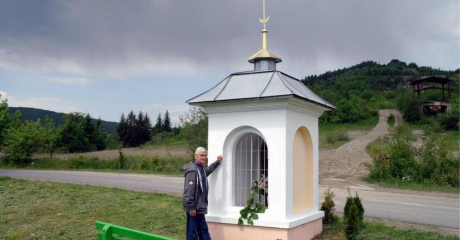 „Umilenie” i portret Jana Pawła II w Bóbrce nad Soliną. - zdjęcie