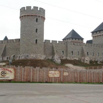 palisada otacza warownię, mokunka