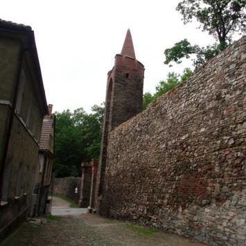 niewielkie kamieniczki tuż w sąsiedztwie murów miejskich, mokunka