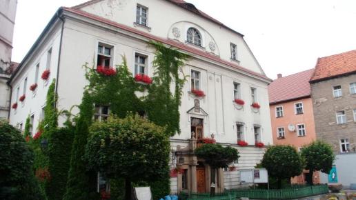 Ratusz z wieżą widokowa ,w różnych odsłonach ta i 12 kolejnych fot, mokunka