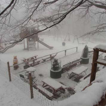 plac zabaw w śnieżnej bieli, mokunka