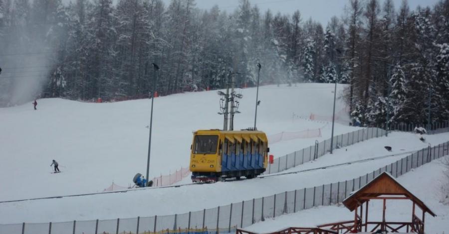 Góra Żar oraz Zapora w Tresnej w zimowej szacie - zdjęcie
