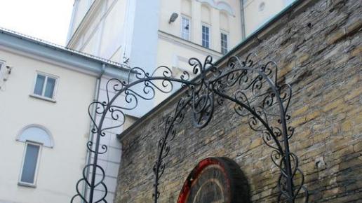 na dziedzińcu przed wejsciem do muzeum, Gabriela Jaworowska