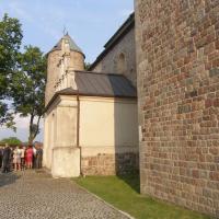 Boczne wejście do archikolegiaty - goście weselni składają życzenia młodej parze., Edward Krężel