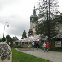 Szlak turystyczny pn. „Śladem izerskich tajemnic” tworzy 14 kamieni-głazów, którymi oznakowano atrakcje turystyczne. , Danuta