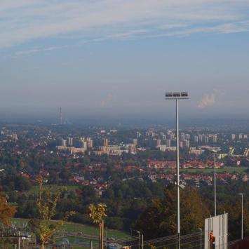 Jedziemy do Bielska – Białej, by zaliczyć schroniska do Szczyrku. Zaczynamy od Dębowca. Dębowiec - szczyt w Beskidzie Śląskim o wysokości 686 m n.p.m. Z polany pod Dębowcem (536 m n.p.m.) roztacza się panorama na Bielsko - Białą i Magurkę Wilkowicką. , Tadeusz Walkowicz