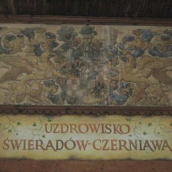 Modrzewiowa hala spacerowa z piękną roślinną polichromią i witrażami oraz herbem rodziny von Schaffgotsch , Danuta