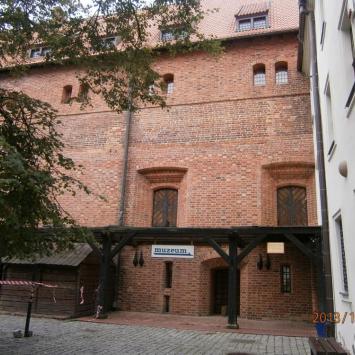 widok na wejście do muzeum z wewnętrznego dziedzińca, Danusia