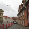 chodnikiem w dół, dochodząc do ulicy Uvoz , Danuta
