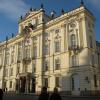 Po lewej dostojnie prezentuje się Pałac Arcybiskupi , Danuta