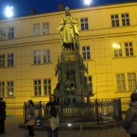 . Z góry patrzy na nas posąg Karola IV, Danuta