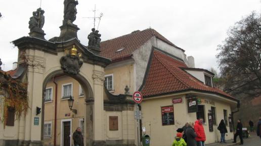 . Podziwiamy Bramę Wejściową od strony zachodniej zespołu na Strahowie, Danuta