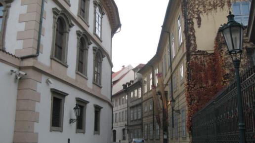 jedna z wąskich uliczek Malej Strany, Danuta