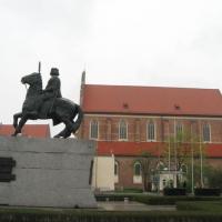 Kościół pw. Bożego Ciała, a tuż obok pomnik Bolesława Chrobrego., Danuta